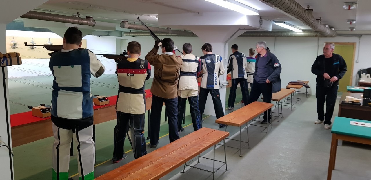 Kadeti i kadetkinje streljačkog kluba rovinj natjecanju u Puli serijska zračna puška